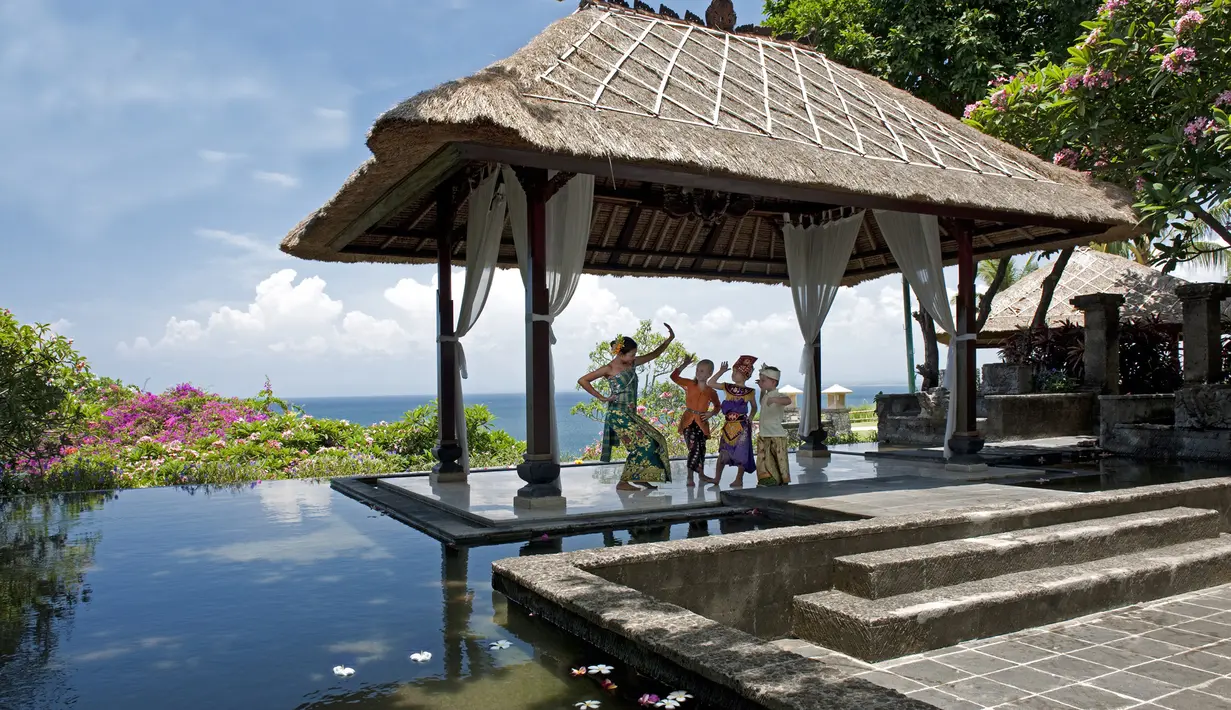 Melalui sistem pengolahan air canggih, AYANA Bali mampu mendaur ulang hingga 90% air limbah, menghasilkan lebih dari 227.000 kL air untuk irigasi dan 97.000 kL untuk kebutuhan toilet setiap tahunnya. Langkah ini secara signifikan mengurangi ketergantungan terhadap air bersih, terutama saat musim kemarau. [Dok/AYANA BALI].