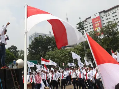 Serikat Pekerja Pertamina berorasi dalam aksi damai di depan Istana, Jakarta, Selasa (19/2).  Mereka mengklarifikasi harga avtur PT Pertamina (Persero) sudah kompetitif sehingga bukan biang keladi mahalnya tiket pesawat. (Liputan6.com/Angga Yuniar)