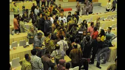 Suasana kisruh saat proses mediasi pembahasan APBD 2015 antara Pemprov DKI dengan DPRD DKI Jakarta di Kantor Kementerian Dalam Negeri, Kamis (5/3/2015). Rapat yang difasilitasi Kemendagri tersebut terpaksa dihentikan. (Liputan6.com/Herman Zakharia)