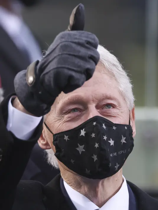Mantan Presiden ke-42 AS, Bill Clinton memberikan acungan jempol saat menghadiri pelantikan Presiden terpilih Joe Biden  di US Capitol di Washington, Rabu (20/2/2021). Joe Biden resmi menjabat sebagai Presiden ke-46 Amerika Serikat. (Jonathan Ernst/Pool Photo via AP)