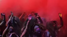 Peserta Festival Holi melemparkan serbuk berwarna di Santa Coloma de Gramenet, Spanyol, Minggu (28/5). Festival ini dibuat setelah festival musim semi Hindu Holi, yang dirayakan di utara dan timur India. (AP Photo / Manu Fernandez)
