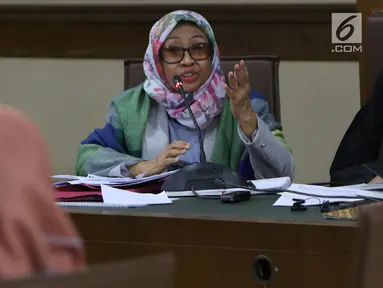 Mantan Kepala BPKAD Kota Kendari, Fatmawati Faqih saat menjalani sidang lanjutan di Pengadilan Tipikor, Jakarta, Rabu (8/8). Fatmawati Faqih merupakan terdakwa suap pengadaan barang dan jasa di Pemkot Kendari. (Liputan6.com/Helmi Fithriansyah)