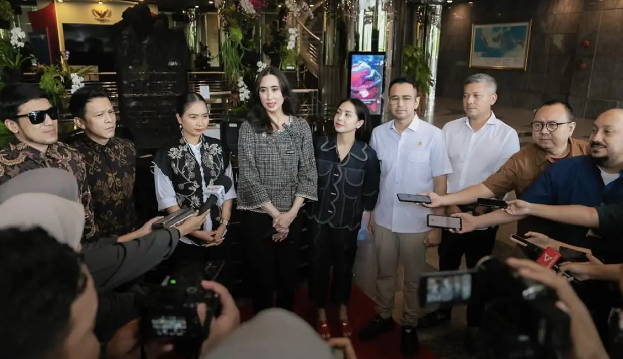 Makeupnya juga tampak natural, khas Nagita Slavina.  [Foto: Instagram/ Widi Wardhana]