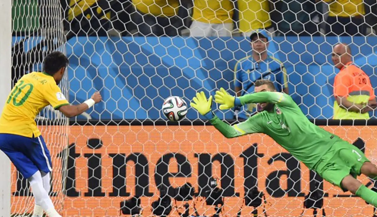 Aksi Neymar saat memperdaya penjaga gawang Kroasia, Stipe Pletikosa, di laga perdana Piala Dunia 2014 yang berlangsung di Corinthians Arena, Sao Paulo, (13/6/2014). (AFP PHOTO/Fabrice Cofrini)