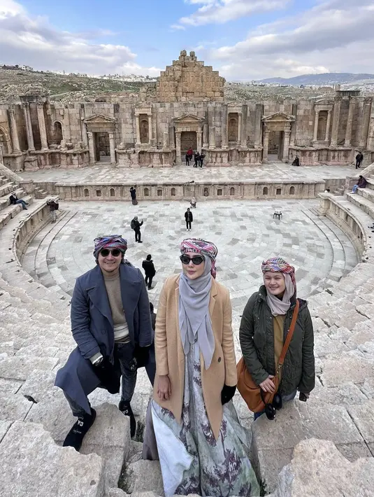 Memadukan hijab dengan gaya turban, sebuah inspirasi gaya yang anti gagal. Fenita hadirkan kesan tak biasa pada OOTD nya. [Foto: instagram/ Fenita Arie]
