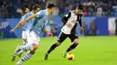 Pemain Juventus, Rodrigo Bentancur, berusaha melewati pemain Lazio pada laga Piala Super Italia 2019 di Stadion King Saud University, Arab Saudi, Minggu (22/12). Lazio menang 3-1 atas Juventus. (AP/Nasser Alharbi)