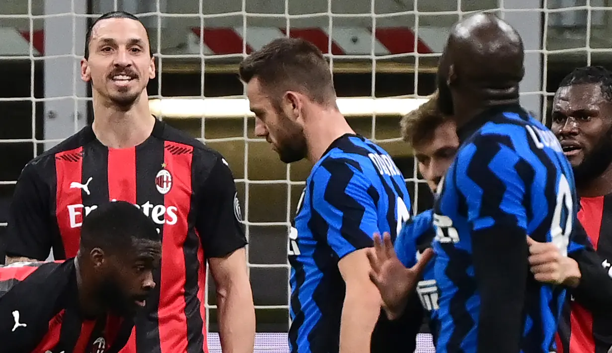 Striker AC Milan, Zlatan Ibrahimovic, terlihat adu mulut dengan striker Inter Milan, Romelu Lukaku, pada laga perempat final Coppa Italia di Giuseppe Meazza, Selasa (26/1/2021). Inter Milan menang dengan skor 2-1. (AFP/Miguel Medina)