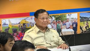 Presiden Prabowo Subianto menggelar rapat terbatas bersama sejumlah anggota Kabinet Merah Putih di posko terpadu penanganan bencana banjir di Lanud Sultan Iskandar Muda, Provinsi Aceh, Minggu (7/12/2025) malam. (Foto: Liputan6.com/Lizsa Egeham).