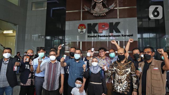 FOTO: Momen Novel Baswedan dkk Tinggalkan Gedung Merah Putih KPK
