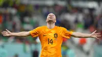 Gelandang Belanda, Davy Klaassen melakukan selebrasi setelah mencetak gol pembuka ke gawang Senegal pada pertandingan grup A Piala Dunia 2022 Qatar di Stadion Al Thumama di Doha, Qatar, Senin (21/11/2022). Kemenangan ini membuat Belanda sementara memuncaki klasemen Grup A, satu tingkat di atas Ekuador yang sehari sebelumnya menundukkan tuan rumah Qatar dengan skor serupa, 2-0. (AP Photo/Petr David Josek)