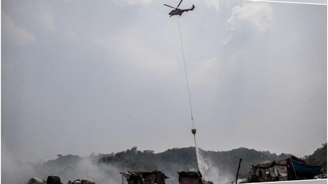 FOTO: Hingga Hari ke-9, Helikopter Water Booming BNPB Terus Kerja Maraton Atasi Asap Kebakaran Gunung Sampah di TPA Sarimukti Bandung