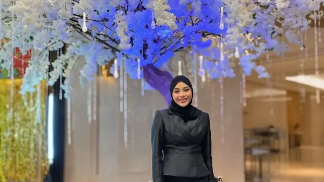 Potret Aurel Hermansyah Berbalut Gaun Hitam (credit: https://www.instagram.com/aurelie.hermansyah/)