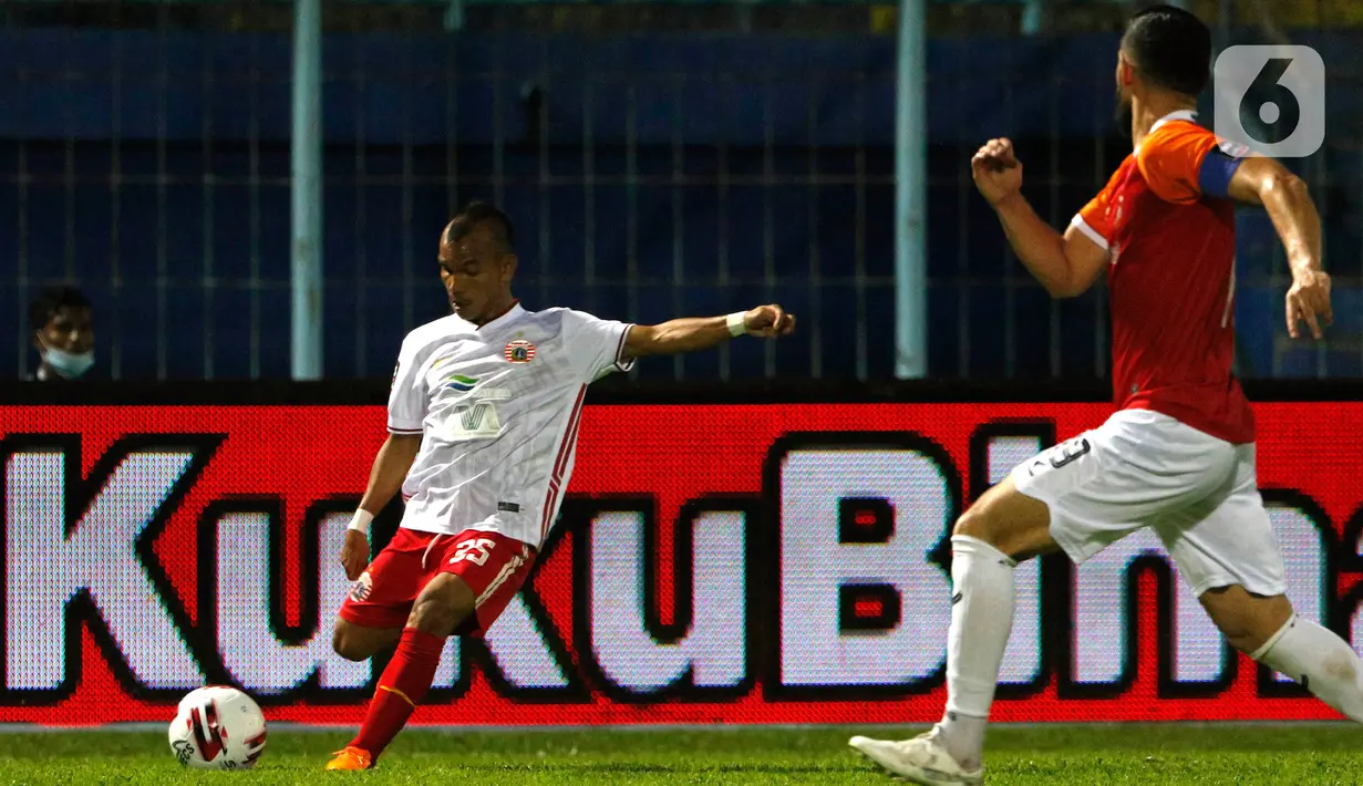 Pemain Persija Jakarta, Riko Simanjuntak (kiri) berusaha melewati pemain Borneo FC Samarinda, Javlon Guseynov dalam pertandingan Babak Penyisihan Grup B Piala Menpora 2021 di Stadion Kanjuruhan, Malang, Sabtu (27/3/2021). Persija menang telak atas Borneo FC Samarinda 4-0. (Bola.com/Ikhwan Yanuar)