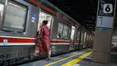 Penumpang menaiki kereta rel listrik (KRL) di Stasiun BNI City, Jakarta, Minggu (31/7/2022). Stasiun BNI City diharapkan memberikan kemudahan dan kenyamanan dalam menggunakan transportasi KRL. (Liputan6.com/Faizal Fanani)