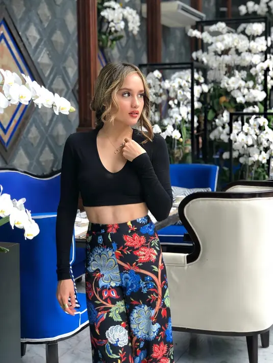 Selanjutnya, Cinta memakai crop top hitam yang dipadukan dengan celana bermotif kembang-kembang. Yang membuatnya tampak seksi kali ini adalah model atasan yang dikenakannya membuat bagian perutnya terlihat. (Instagram/claurakiehl)