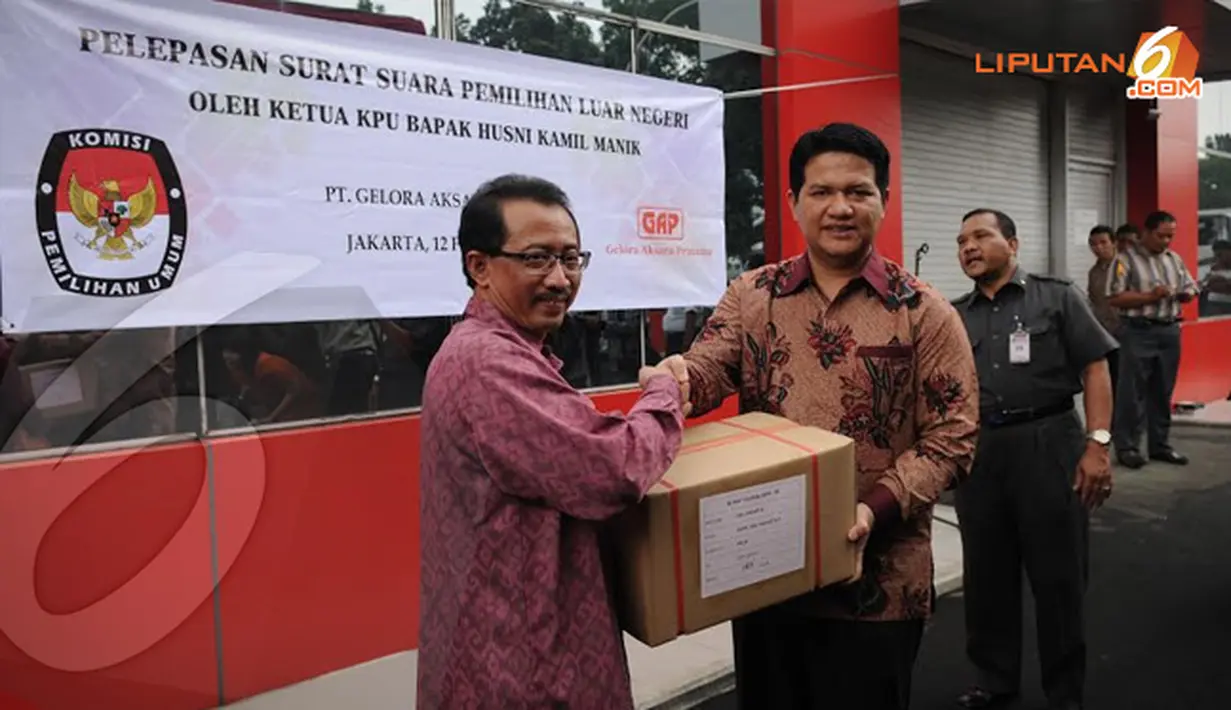 Husni Kamil Manik menyerahkan surat suara Pemilu 2014 untuk PPLN kepada M wahid Supriyadi (Ketua Pokja PPLN) di Jakarta (Liputan6.com/Helmi Fithriansyah)