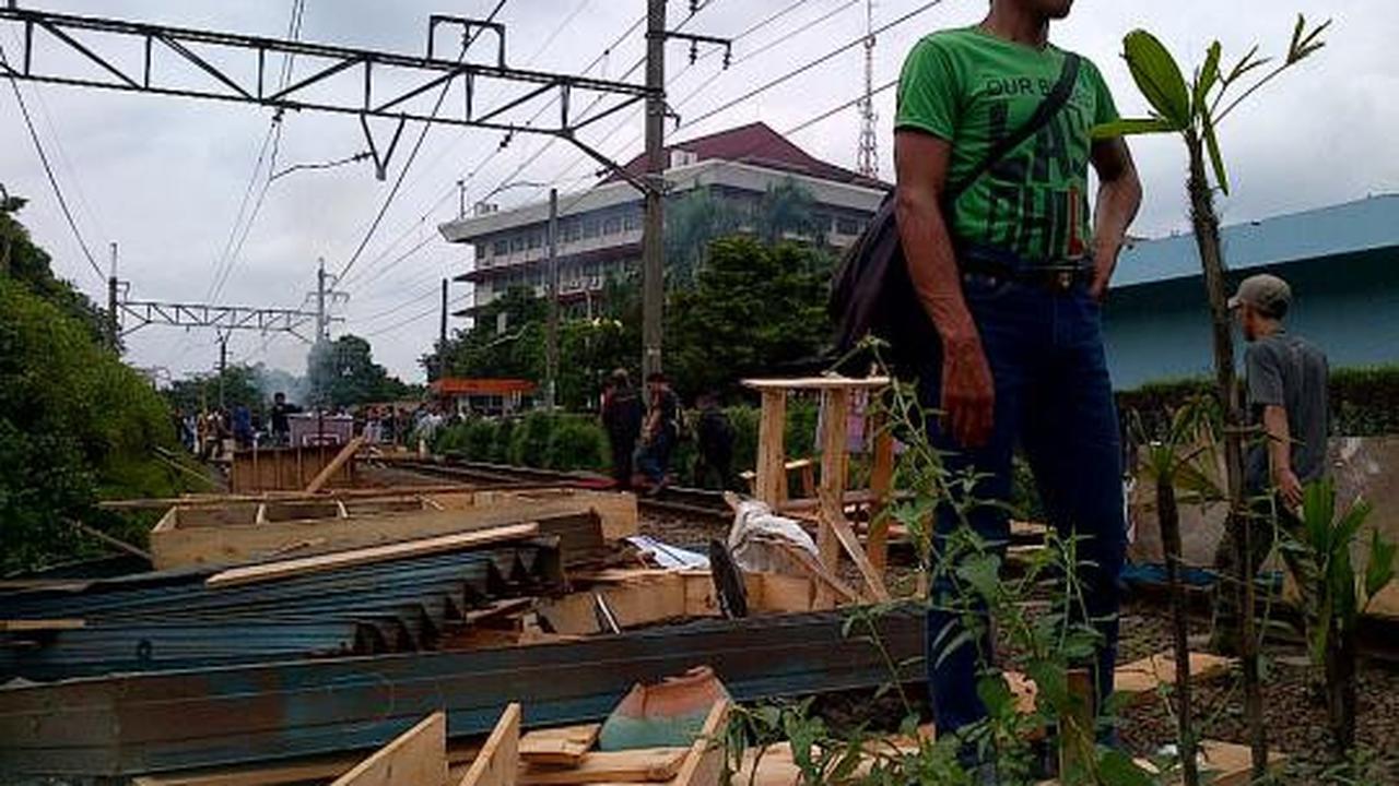 Ratusan pedagang dan mahasiswa blokir jalur KRL di Depok