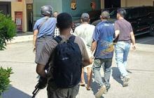 Satgas Damai Cartenz Tangkap 5 Terduga Pemasok Senjata KKB