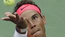 Tatapan Rafael Nadal sebelum melakukan servis ke arah lawannya Dusan Lajovic pada babak pertama Tenis AS Terbuka 2017 di Arthur Ashe Stadium, New York,  (29/8/2017). Nadal menang 8-6, 6-2, 6-2. (AP/Andres Kudacki)