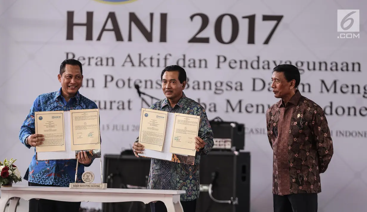 Kepala BNN, Komjen Pol Budi Waseso (kiri) dan Dirut Bank BRI Suprajarto disaksikan Menko Polhukam Wiranto menunjukkan dokumen usai menandatangani MoU antara bank BRI dan BNN dalam peringatan HANI, Jakarta, Kamis (13/7). (Liputan6.com/Faizal Fanani)