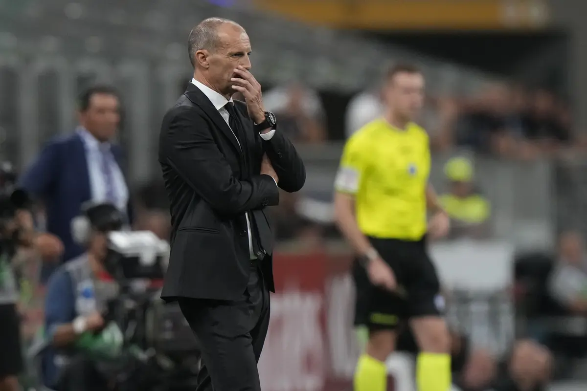 Massimiliano Allegri saat menyaksikan AC Milan menjamu Cremonese di pekan pertama Serie A 2025/2026 di San Siro, Minggu (24/08/2025). (AP Photo/Luca Bruno).