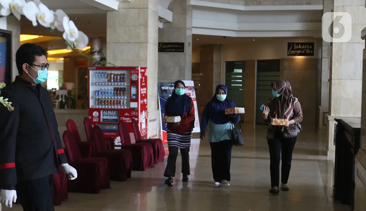 Petugas Medis terlihat berada di lobi Hotel Grand Cempaka , Jakarta, Sabtu (28/3/2020). Hotel ini disediakan oleh Pemprov DKI sebagai tempat istirahat 343 tenaga medis, 28 di antaranya dokter, yang menangani kasus Corona Covid-19 di ibu kota. (Liputan6.com/Herman Zakharia)