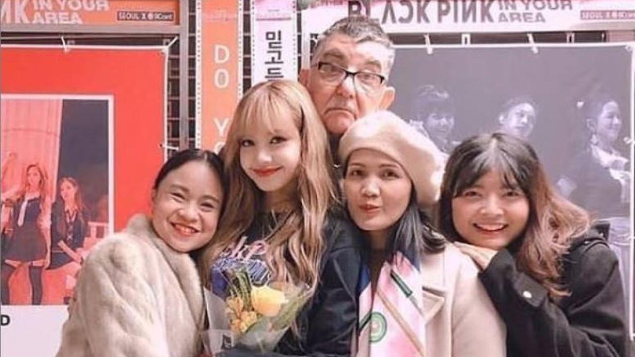 Lisa Blackpink bersama ayahnya dan keluarganya