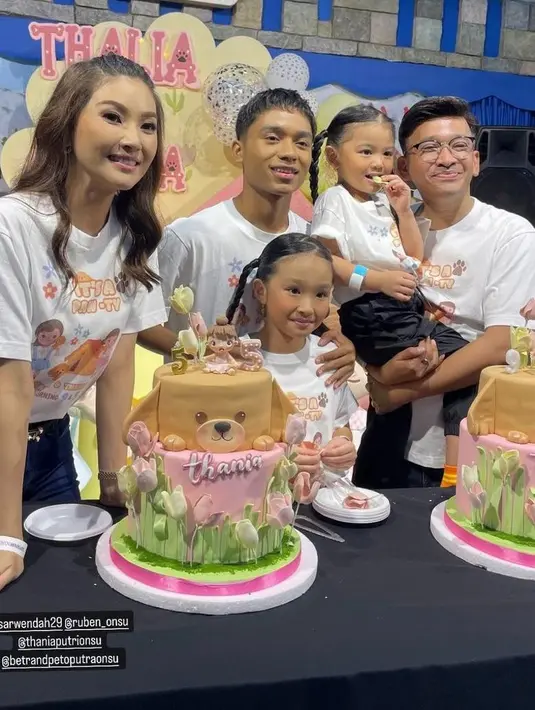 Sarwendah dan Ruben Onsu pun menggelar pesta perayaan ultah untuk kedua putrinya di sebuah taman bermain anak-anak.  [@ruben_onsu]