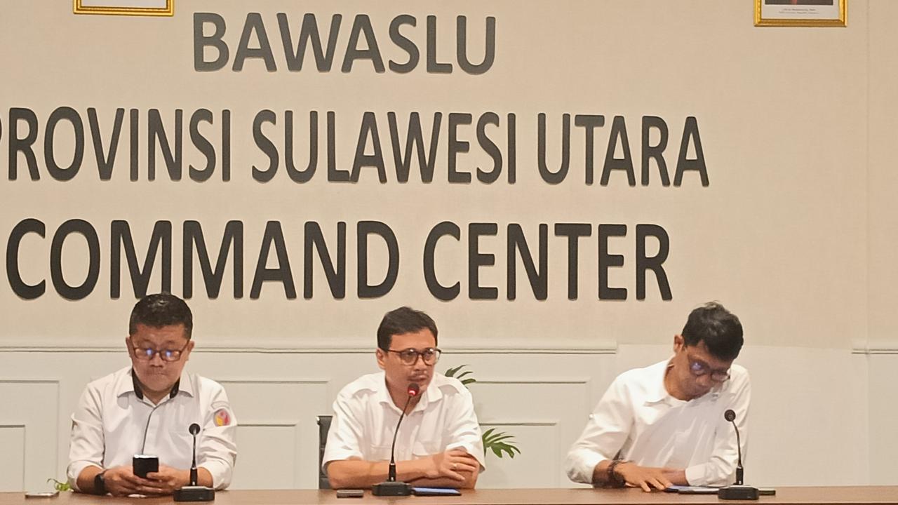 Ketua Bawaslu Sulut Ardiles Mewoh didampingi anggota Bawaslu Sulut Zulkifli Densi dan Steffen S Linu saat jumpa pers, Rabu (13/11/2024).