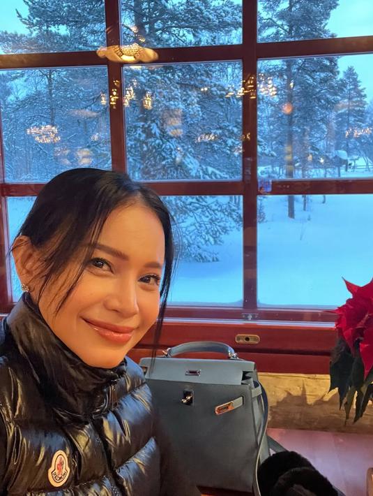 Selain menikmati keindahan alam bersalju, Rossa juga membagikan momen santainya di dalam ruangan hangat dengan pemandangan indah dari balik jendela besar. Pepohonan berselimut salju dan cahaya lampu menciptakan suasana yang syahdu. Bagi Rossa, momen ini menjadi kesempatan untuk lebih dekat dan menikmati percakapan ringan bersama sang anak.  (Liputan6.com/IG/@itsrossa910)