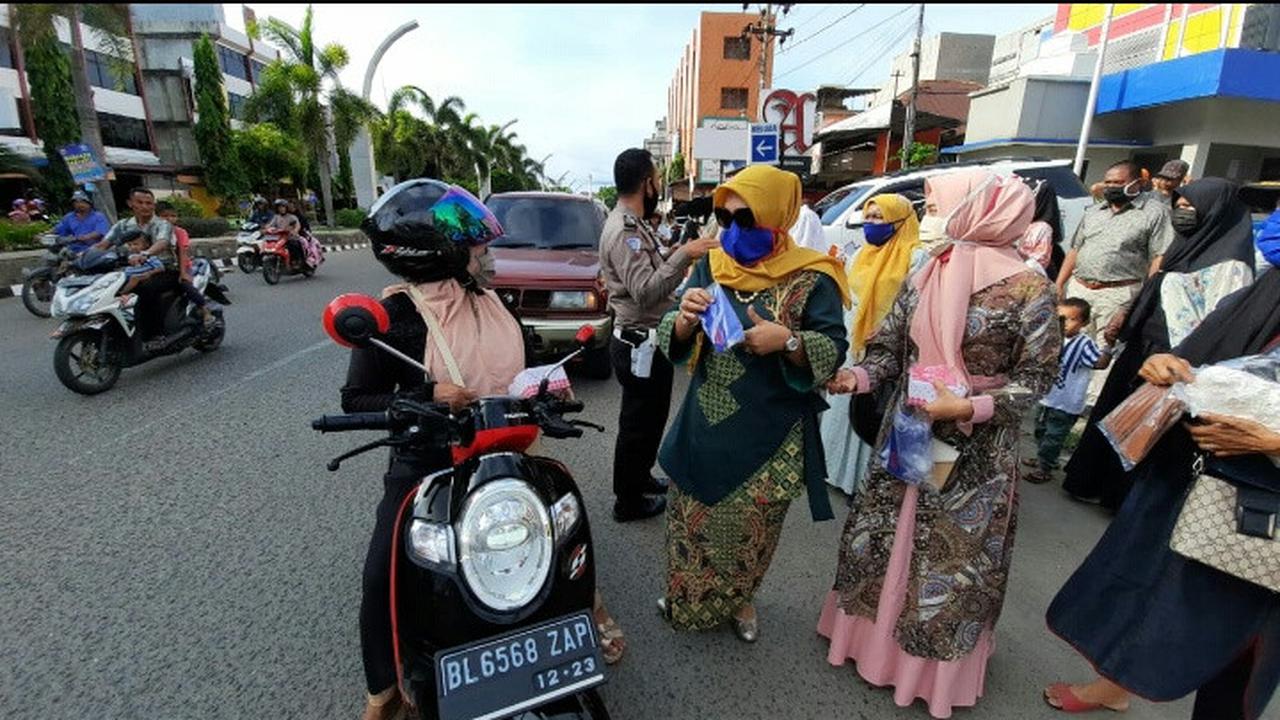 Pembagian bantuan masker yang dilakukan Ketua Dewan Pembina UMKM Rizayati.