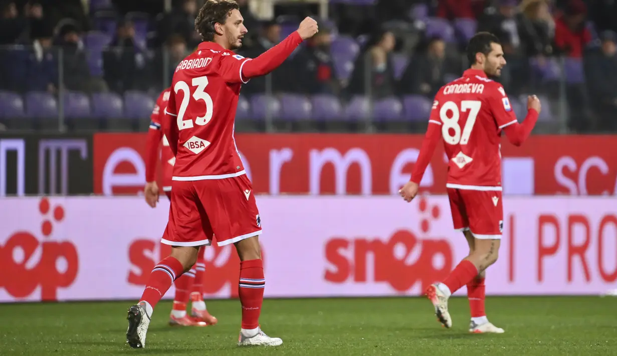 Penyerang Sampdoria, Manolo Gabbiadini berselebrasi usai mencetak gol gawang Fiorentina pada pertandingan lanjutan Liga Serie A Italia di stadion Artemio Franchi di Firenze, Italia (30/11/2021). Fiorentina kini menempati peringkat keenam dengan 24 poin. (Massimo Paolone/LaPresse via AP)