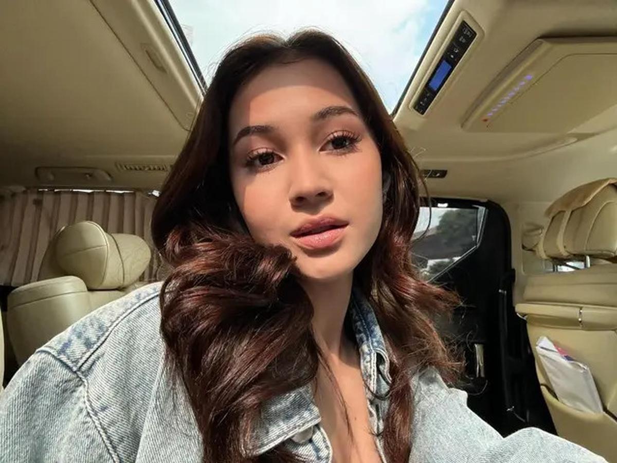 Dengan latina makeup berwarna nude, Sandrina Michelle menonjolkan kecantikannya dengan bulu mata yang lentik dan bibir yang penuh.<br>