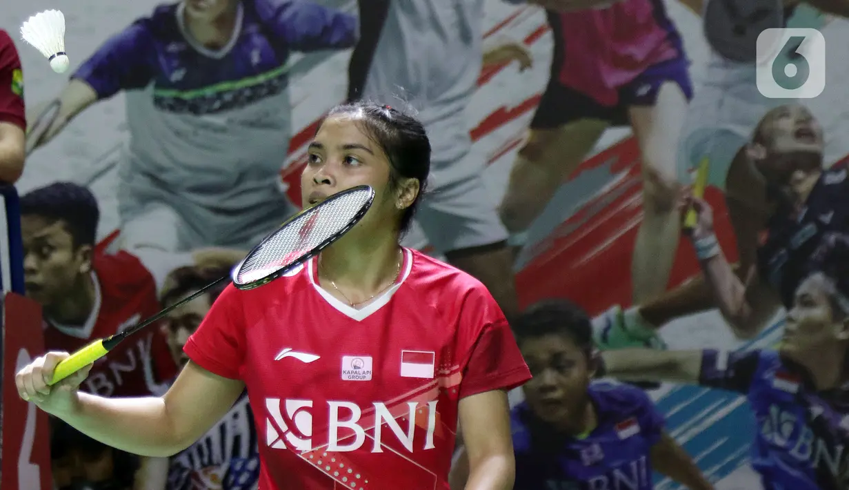 Pebulu tangkis tunggal putri Indonesia Gregoria Mariska Tunjung saat melawan Phittayaporn Chaiwan (Thailand) pada kualifikasi Indonesia Masters 2022 di Istora Senayan, Jakarta, Rabu (8/6/2022). Gregoria Mariska unggul dan melaju ke babak berikutnya. (Liputan6.com/Helmi Fithriansyah)
