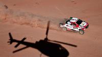 Fernando Alonso memacu kendaraannya di stage ketiga Reli Dakar yang berlangsung di Neom, Arab Saudi, Selasa (7/1/2020). (FRANCK FIFE / AFP)