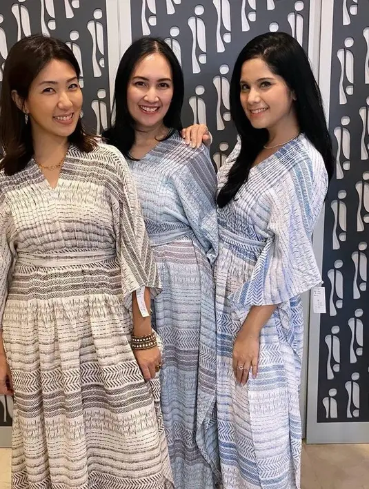 Outfit Ramadan memang nggak lepas dari kaftan. Bisa tiru gaya Annisa Pohan mengenakan kaftan lengan ¾ warna biru muda dengan motif minimalis.
 [@annisayudhoyono]