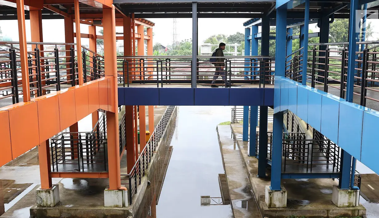 Seorang pria berjalan di Teminal Pondok Cabe, Jakarta, Senin (18/3). Aktivitas di Terminal Pondok Cabe pada Februari 2019 menunjukkan terdapat 646 Bus Angkutan Kota Antar Provinsi dengan 1171 keberangkatan penumpang. (Liputan6.com/Immanuel Antonius)