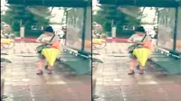 Viral, Gaya Wanita Memainkan Layar Ponselnya Bikin Netizen Ngakak