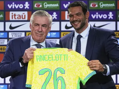 Carlo Ancelotti (kiri) berfoto bersama Presiden Federasi Sepak Bola Brasil, Samir Xaud sambil memegang jersey bertuliskan namanya saat acara perkenalan pelatih baru Timnas Brasil di sebuah hotel di Barra da Tijuca, Rio De Janeiro, Brasil, Senin (26/05/2025) waktu setempat. (AP Photo/Silvia Izquierdo)