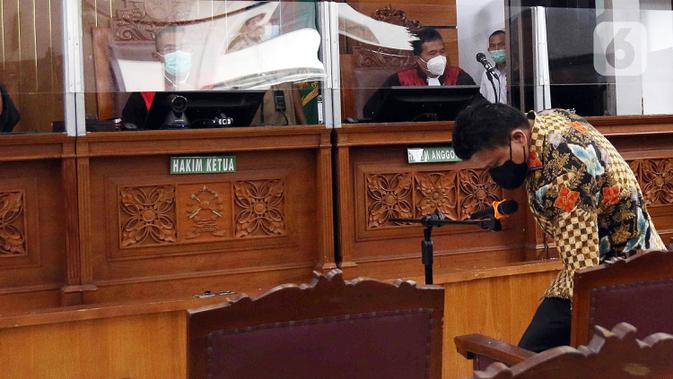 Tersangka kasus pembunuhan berencana Ferdy Sambo bersiap untuk jalani sidang di Pengadilan Negeri Jakarta Selatan, Senin (17/10/2022). Ferdy Sambo bersama tiga tersangka lainnya akan menjalani sidang perdana kasus pembunuhan berencana  terhadap Brigiadir J.(Liputan6.com/Herman Zakharia)