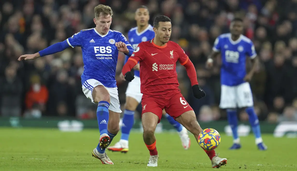 Gelandang Liverpool, Thiago (kanan) mengontrol bola dari kawalan pemain Leicester City, Marc Albrighton selama pertandingan lanjutan Liga Inggris di stadion Anfield di Liverpool, Inggris, Jumat (11/2/2022).  The Reds kini mengoleksi poin 5. (AP Photo/Jon Super)
