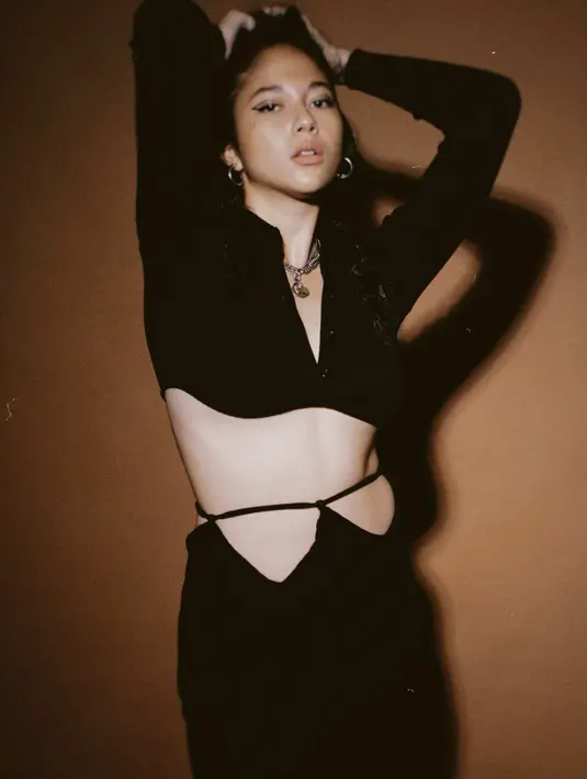 Ia juga tampil seksi dalam balutan crop top serba hitam yang menggemaskan.  [Foto: Instagram/ Sitha Marino]