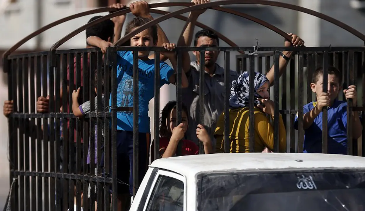 Dengan menggunakan mobil, keluarga di Palestina ini terpaksa meninggalkan rumah mereka yang akan dibom oleh Israel, Senin (14/07/2014) (AFP PHOTO/THOMAS COEX)