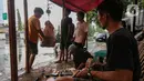 Biasanya, kulit-kulit tersebut diolah menjadi beduk, jaket hingga kerupuk. (Liputan6.com/Angga Yuniar)