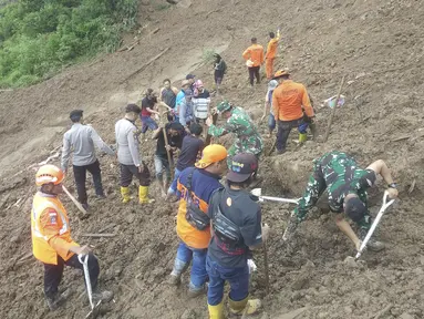 Dalam foto yang dirilis Badan Nasional Pencarian dan Pertolongan (BASARNAS), tim penyelamat mencari korban selamat di sebuah desa yang terkena tanah longsor di Kabupaten Tana Toraja, Sulawesi Selatan, Senin (15/4/2024). (National Search and Rescue Agency via AP)
