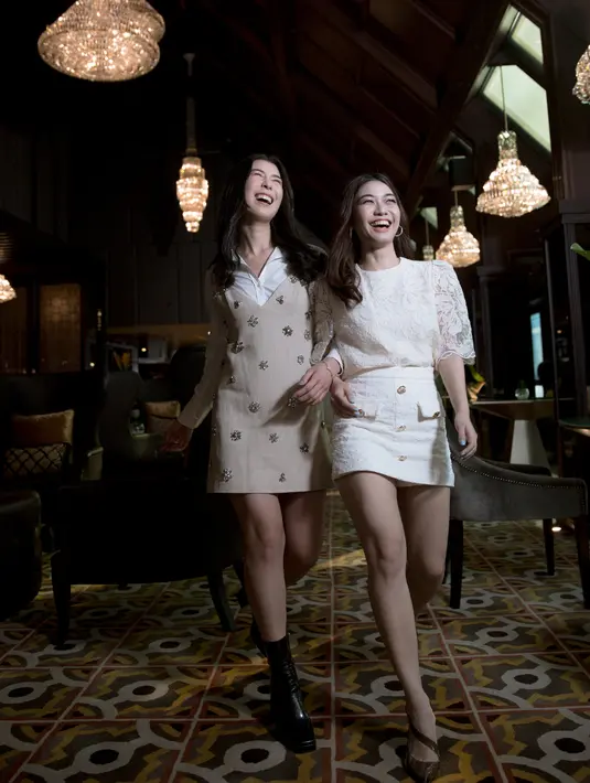 Elma menyempurnakan penampilannya dengan kitten heels berwarna cokelat dan makeup natural, serta sama-sama membiarkan rambutnya tergerai. Foto: Document FIMELA.