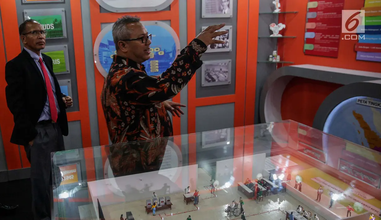 Ketua KPU Republik Indonesia Arief Budiman (kanan) memberikan penjelasan kepada Presiden Komisaris KPU Timor Leste Alcino De Aralijo Baris di gedung KPU, Jakarta, Rabu (22/11). Kunjungan tersebut dalam rangka studi banding. (Liputan6.com/Faizal Fanani)