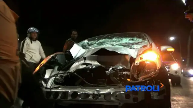 Mobil Sedan Ringsek Usai Tabrak Truk di Kampung Melayu