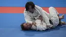 Atlet ju-jitsu Indonesia, Simone Julia, saat melawan atlet Mongolia, Udval Tsogkhuu, pada perebutan perunggu Asian Games XVIII di JCC Senayan, Jakarta, Sabtu (25/8/2018). Kalah, dirinya gagal mendapatkan medali. (Bola.com/Vitalis Yogi Trisna)