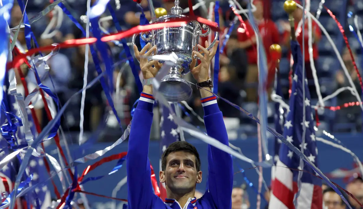 Petenis Serbia, Novak Djokovic, menjuarai turnamen Tenis AS Terbuka 2015 setelah mengalahkan Roger Federer di final. Senin (14/9/2015) pagi WIB. (Reuters/Mike Segar)